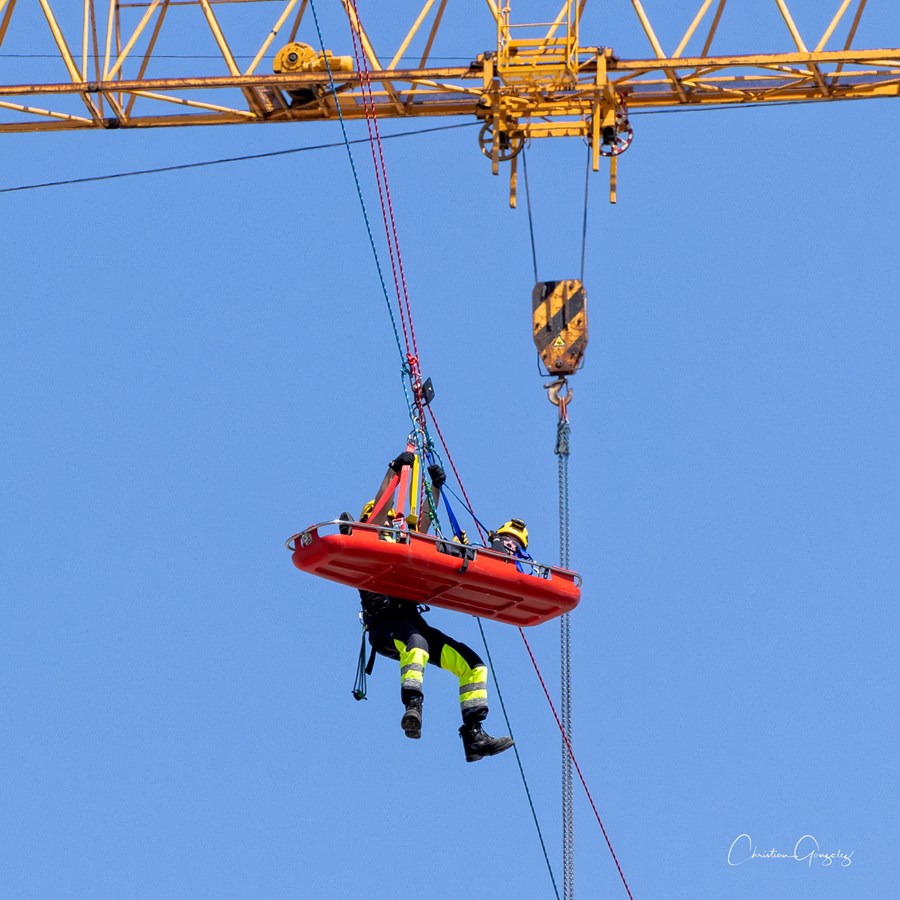 Les sapeurs de la région pratiquent leur sauvetage en hauteur sur le chantier du futur hôpital