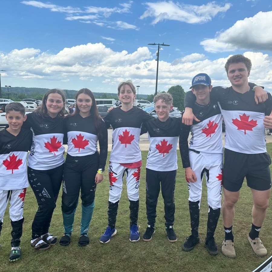 En plus de performer lors de cette course, Justin (2e à partir de la droite) a aussi pu supporter ses coéquipiers de Vaudreuil-Soulanges qui y prenaient aussi part dans leurs catégories respectives