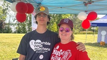 Geneviève, atteinte de la maladie de Crohn, et son fils Adam, qui la soutient