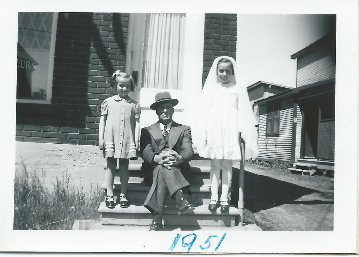 Papa Rhéan Besner présent lors de la Première communion de sa fille Gisèle. Aussi présente sur la photo, la jeune sœur Marielle. 1951.