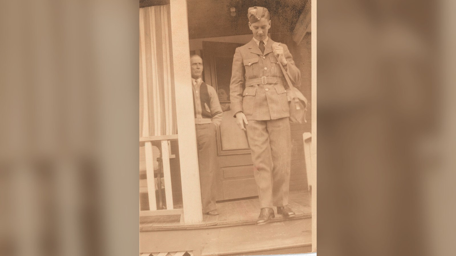 Papa, Émery Campeau, regarde partir son fils, soldat Roger. 1945.