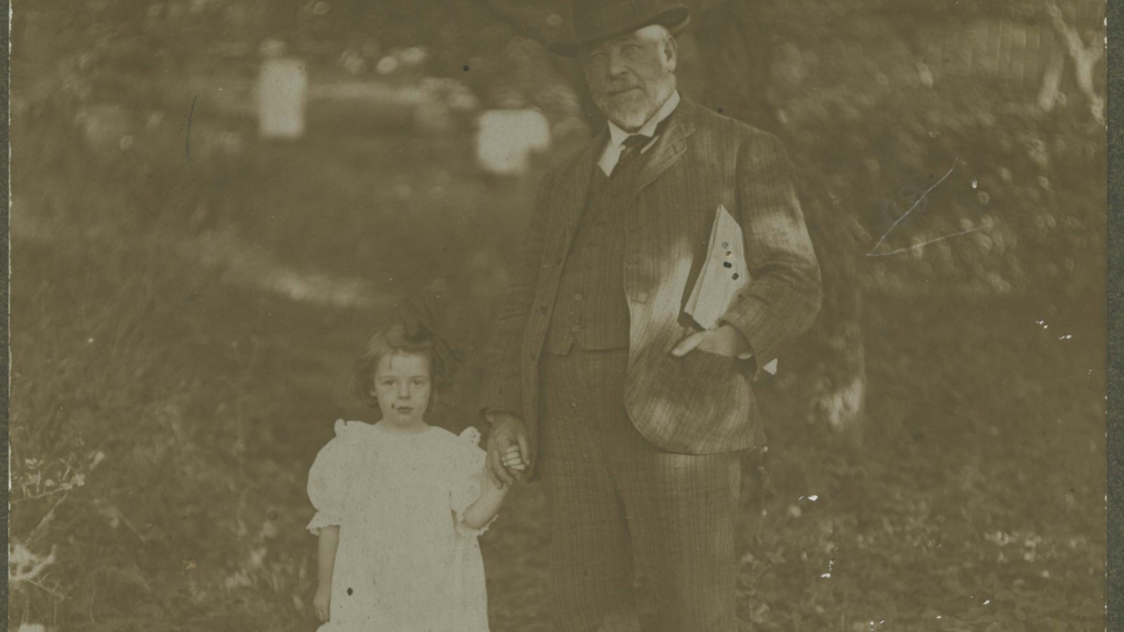 Emery Lalonde en compagnie de sa petite-fille. Avant 1928.
