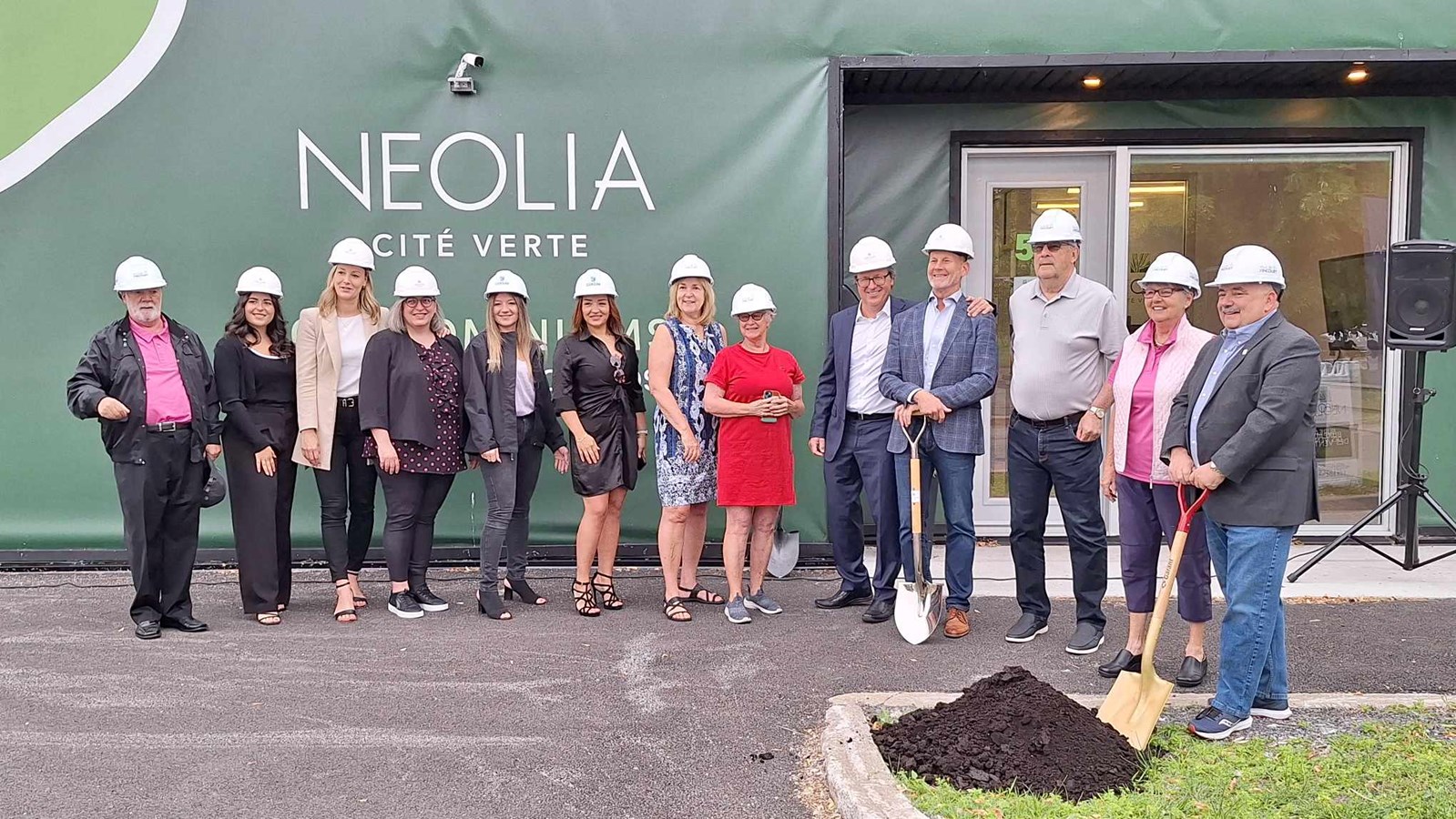 Une première pelletée de terre pour le projet Néolia à Pincourt