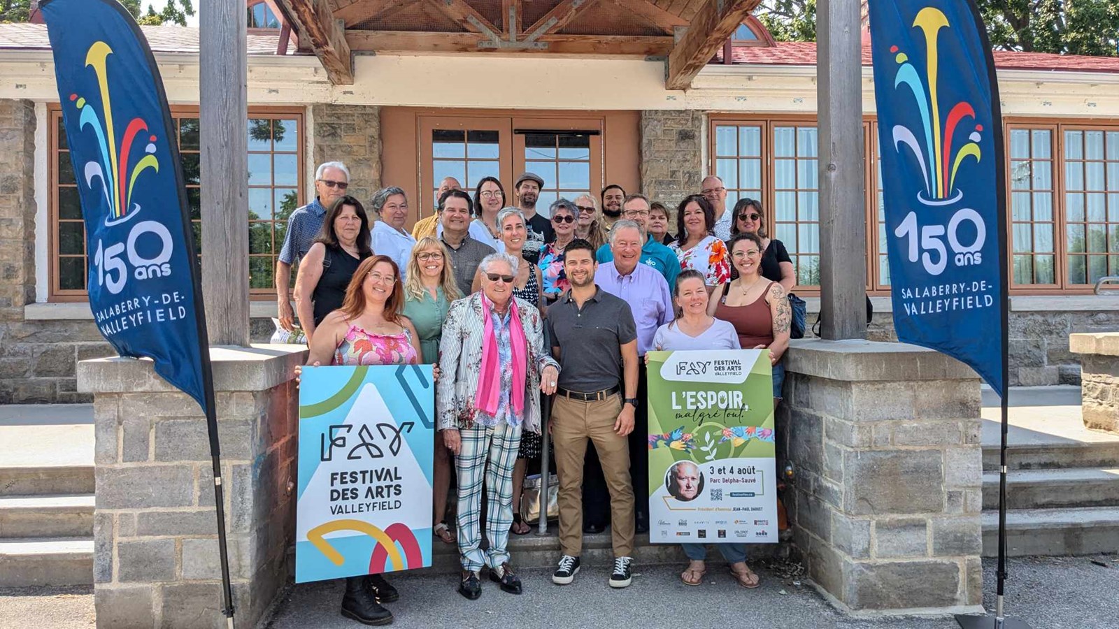 Tous les partenaires du Festival des Arts de Valleyfield encerclent le porte-parole de l'édition 2024, Jean-Paul Daoust et le maire de Salaberry-de-Valleyfield, Miguel Lemieux