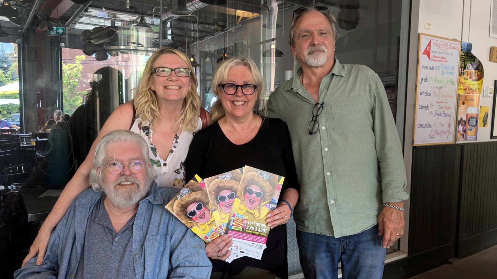Les organisateurs du Festival de musique, Lynda Clouette-MacKay et Blair MacKay prennent la pose avec le photographe Bill Nash qui a accepté que l'un de ses photos servent d'affiche officielle pour la 18e édition