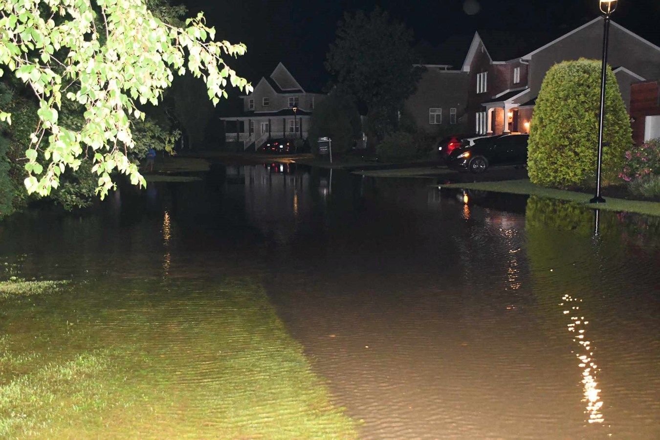 L'eau avait envahi le Croissant Yves Theriault à L'Île-Perrot ce vendredi en fin de soirée lors du passage de Néomédia