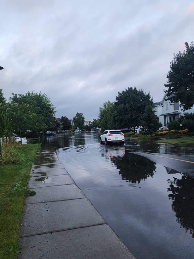 Le secteur de la rue des Floralies, à Vaudreuil-Dorion, a été aussi inondé ce vendredi en fin de journée