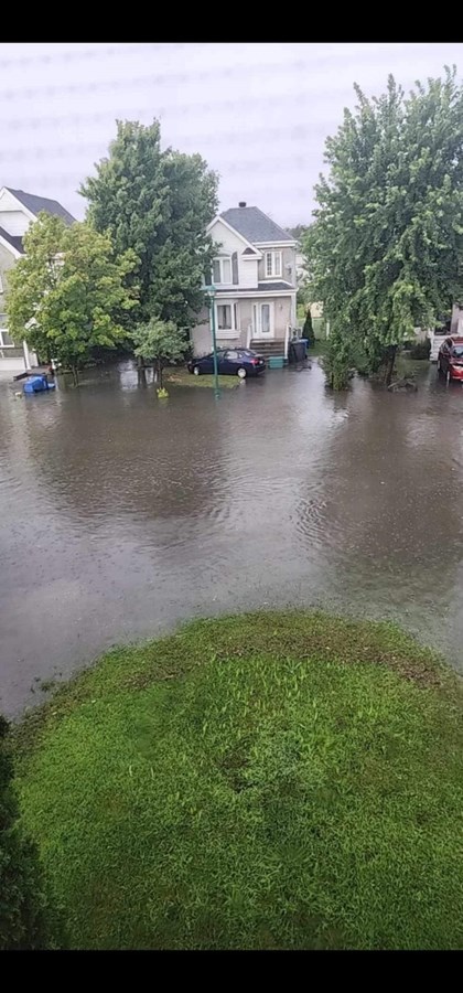 Le secteur de la rue des Floralies, à Vaudreuil-Dorion, a été aussi inondé ce vendredi en fin de journée