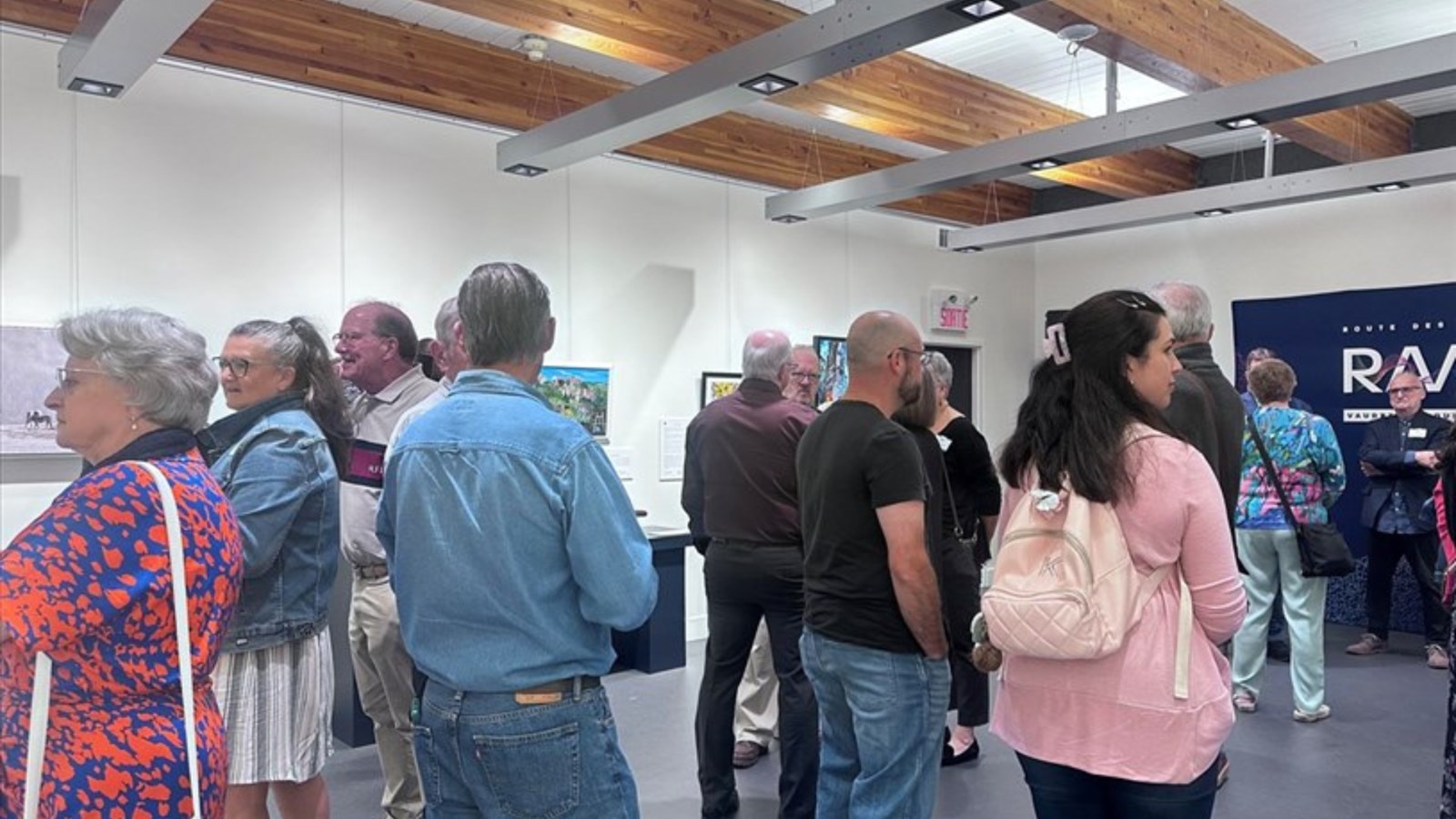 Les visiteurs admirant les oeuvres de l'exposition la Route des arts
