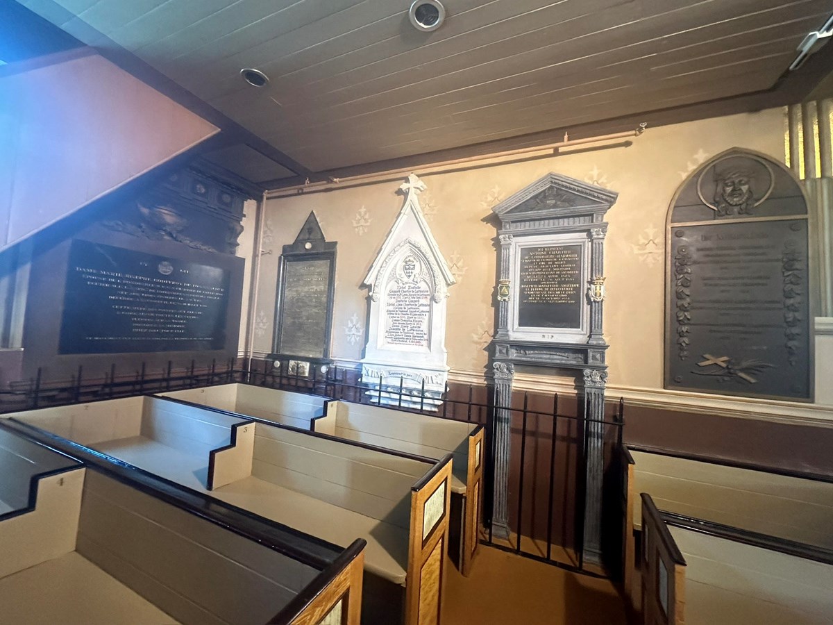 Les stèles funéraires de la famille Chartier de Lotbinière sont à l'intérieur de l'église avec les bancs qui étaient réservés à la famille