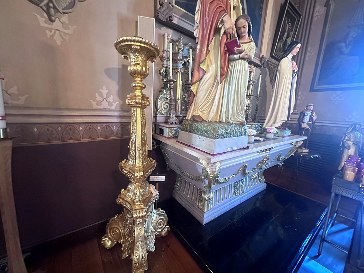 Chandelier d'autel réalisé vers 1798, recouvert à l'origine de feuilles d'argent