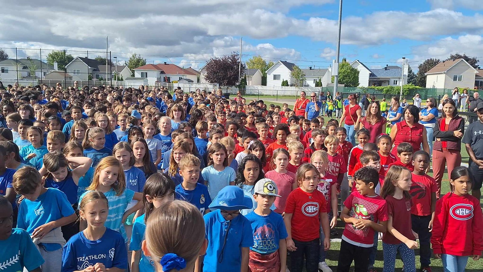 En vidéo | 4 000 élèves chantent en coeur à Vaudreuil-Dorion