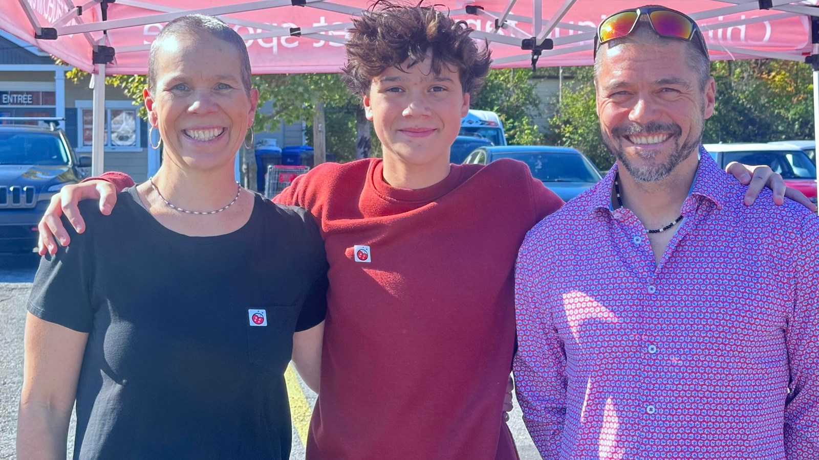 Vers 15 h samedi, Geneviève posait fièrement avec son fils et son conjoint, Charles-Antoine et Patrick