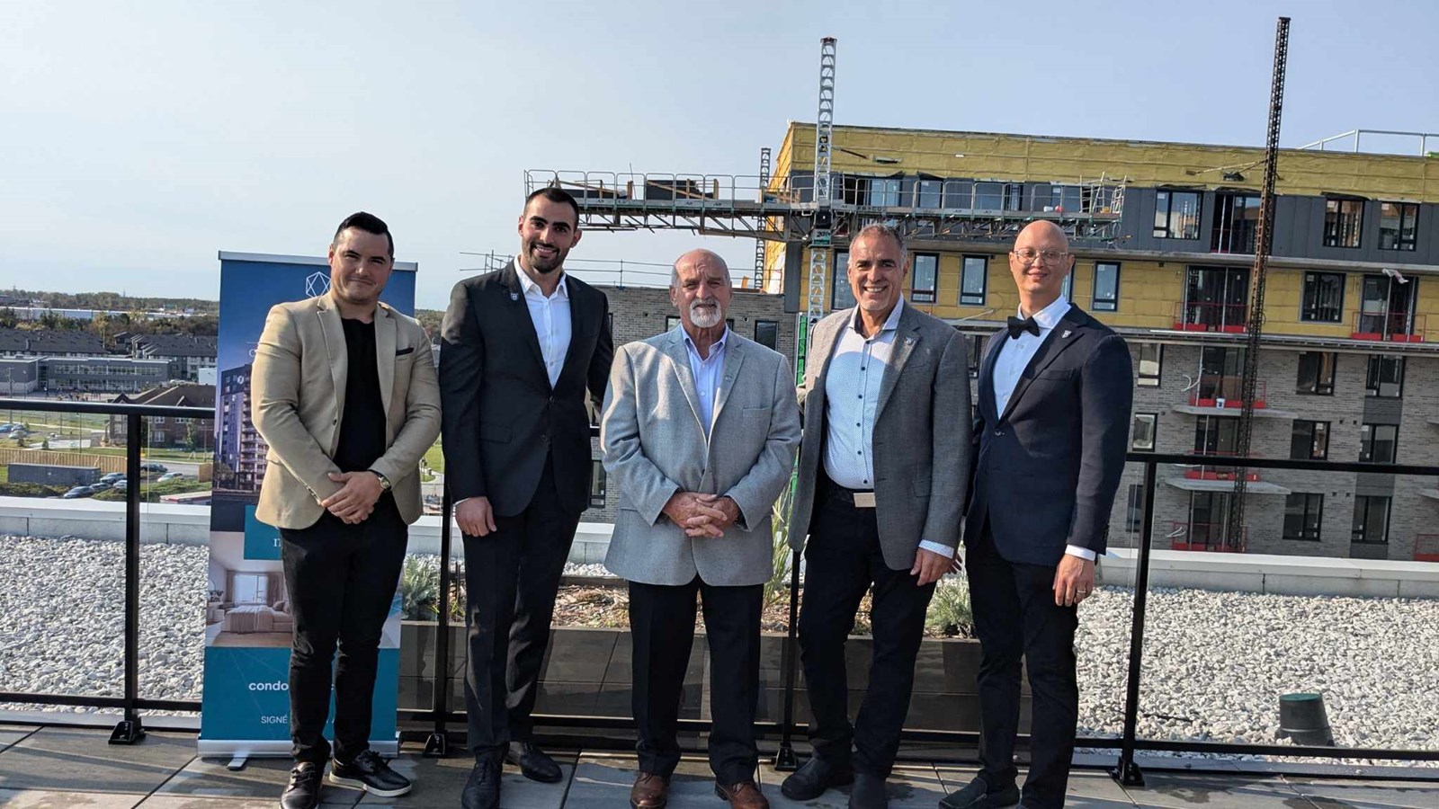 Les représentants de Plan A ont pris la pose avec le maire de Vaudreuil-Dorion Guy Pilon pour officialiser la construction du projet CARA