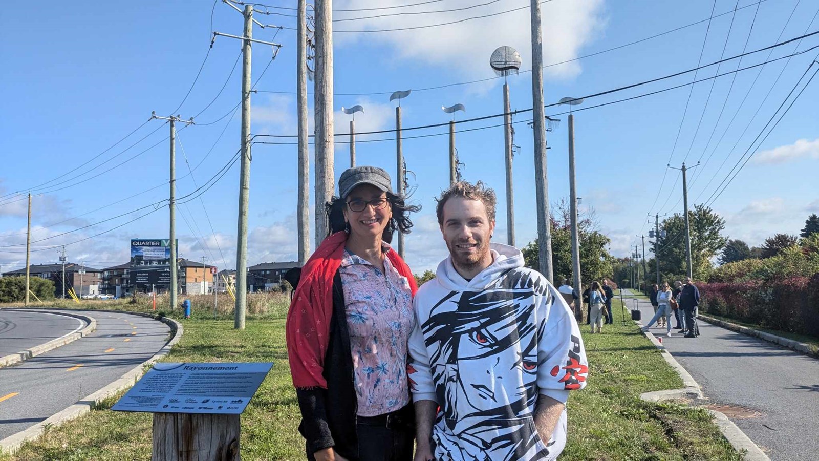 Damien Vayrette, participant à la création de l'oeuvre, prend la pose avec l'artiste Mélodie Coutou