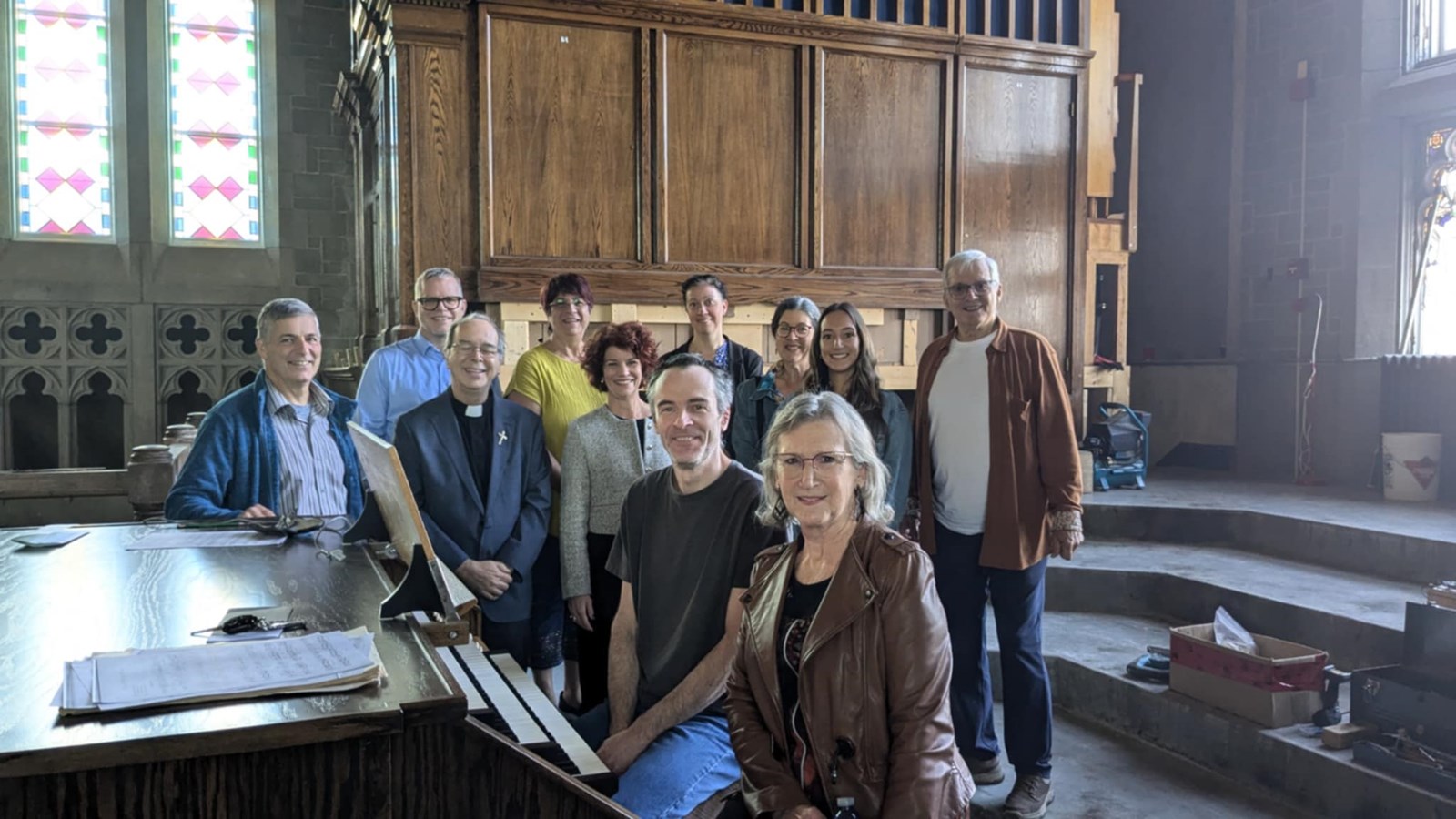 Sur la photo, on retrouve des représentants de la Fabrique de la paroisse Ste-Cécile et des Ateliers Bellavance
