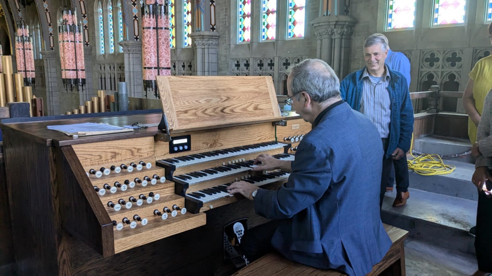 L'abbé Normand Bergeron, lui même musicien, a joué quelques notes sur le nouvel instrument