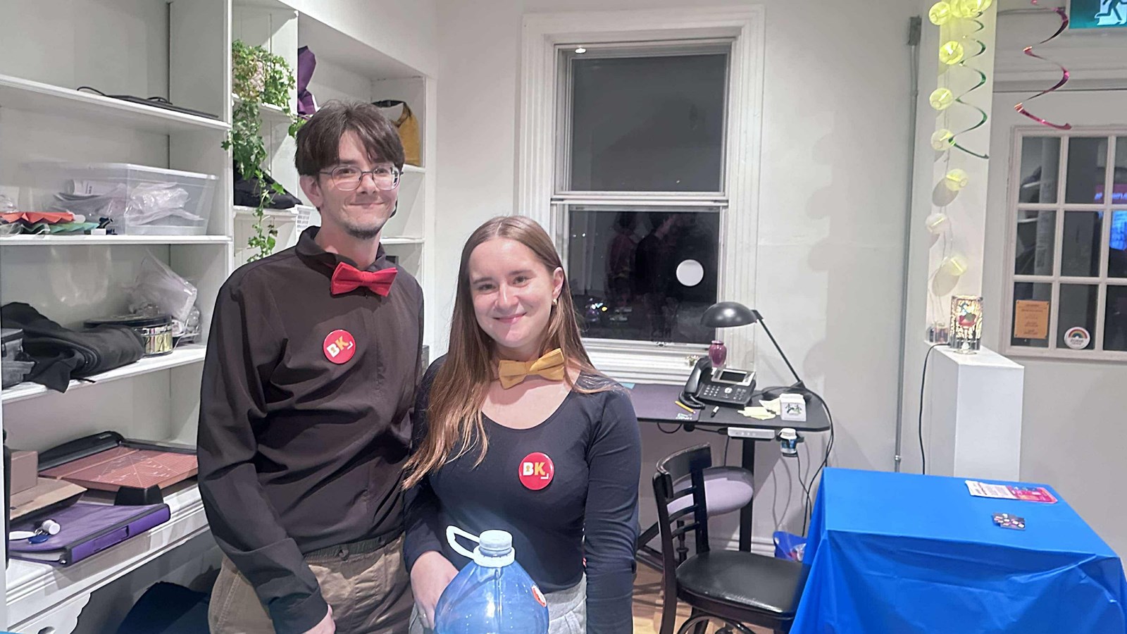 Deux jeunes très souriants nous attendaient à l'accueil de la porte ouverte pour un apéro sans alcool