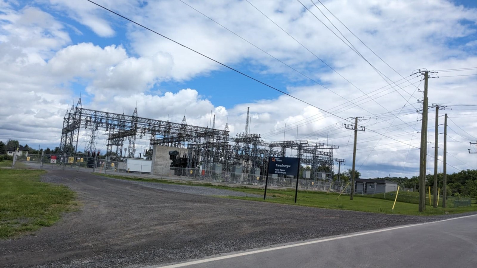 Travaux de creusage au poste d'Hydro-Québec à Rigaud