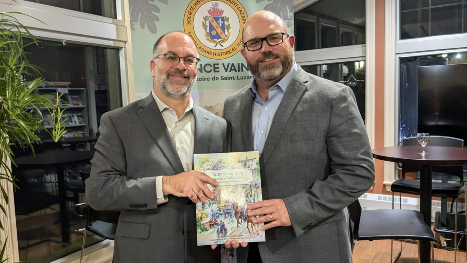 Paul Lavigne et Donald Simpson signent l'ouvrage Patience vaincra-L'histoire de Saint-Lazare