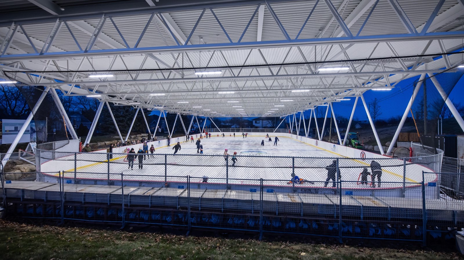 NDIP lance la saison du patinage extérieur et inaugure le toit de sa patinoire réfrigérée