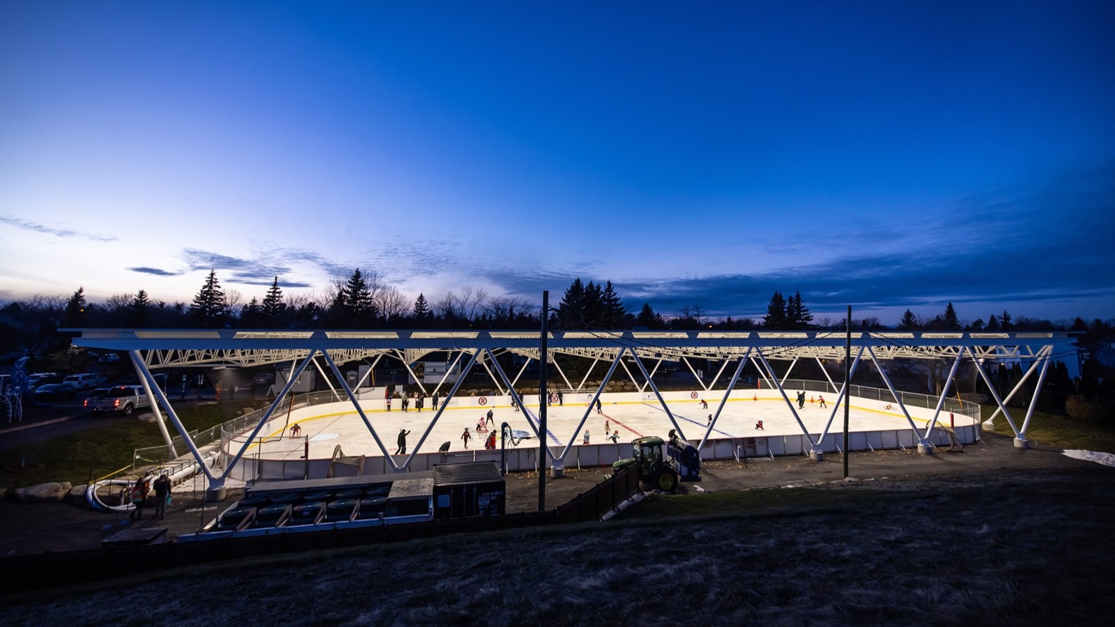 NDIP lance la saison du patinage extérieur et inaugure le toit de sa patinoire réfrigérée