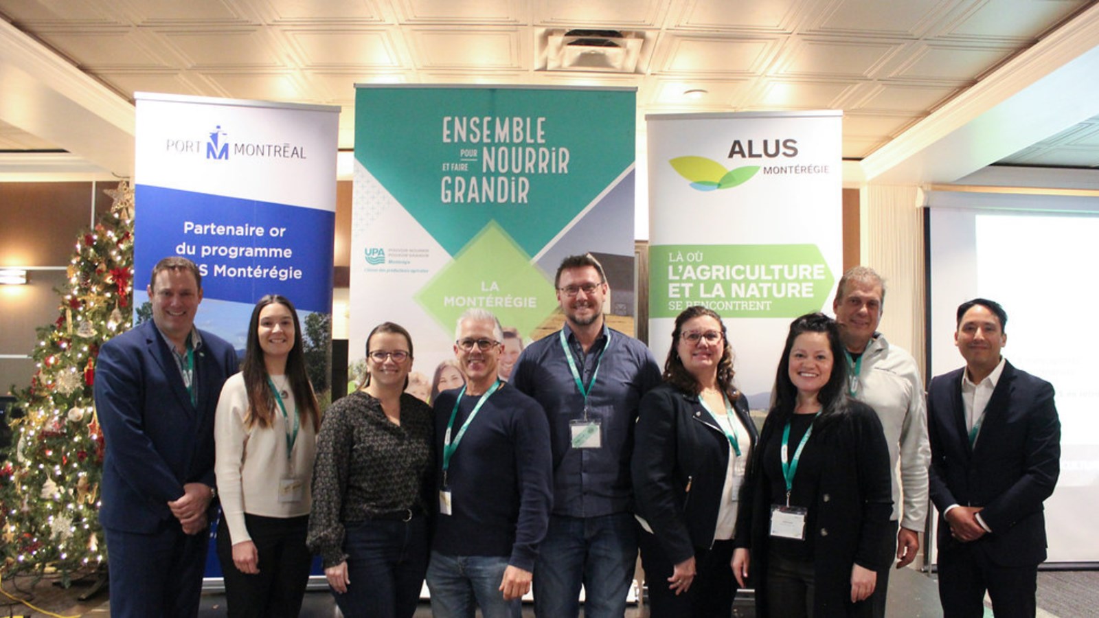 Des producteurs de Vaudreuil-Soulanges qui ont pris part au projet ont pris la pose à la soirée portant sur le projet ALUS ce mercredi 