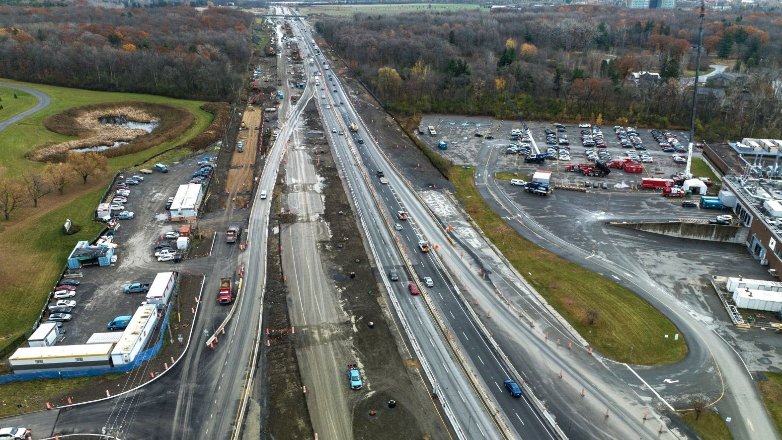 Vue aérienne sur les travaux touchant le drainage et les nouvelles voies de desserte de l’autoroute 40 en direction de Montréal, septembre 2024