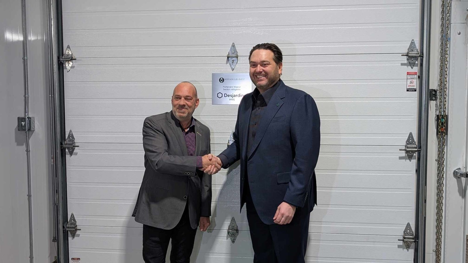 Stéphane Spizac, directeur général de Moisson Sud-Ouest (gauche)
Gino Napoleoni, ambassadeur et directeur de la caisse Desjardins de Salaberry-de-Valleyfield (droit)