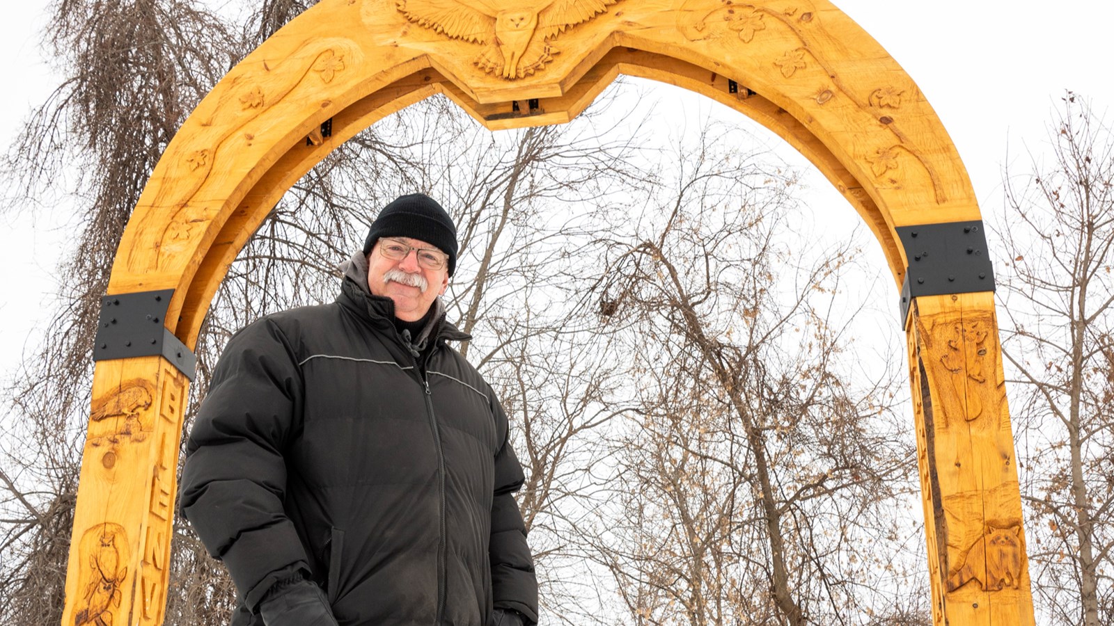 Conçue par Daniel Martin, sculpteur, elle représente pour lui une première œuvre d’art public d’une telle ampleur pour cet artisan qui travaille le bois de façon amateur depuis plusieurs années
