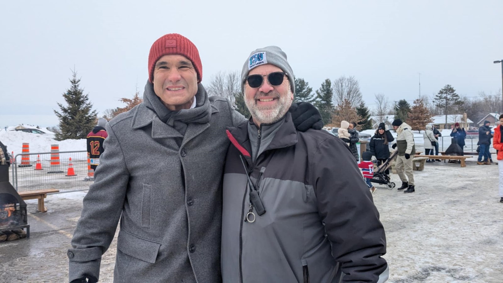 Gilbert Delorme, membre des Anciens Canadiens de Montréal a pris la pause avec le président du Comité des Fêtes du 150e anniversaire, Paul Lavigne