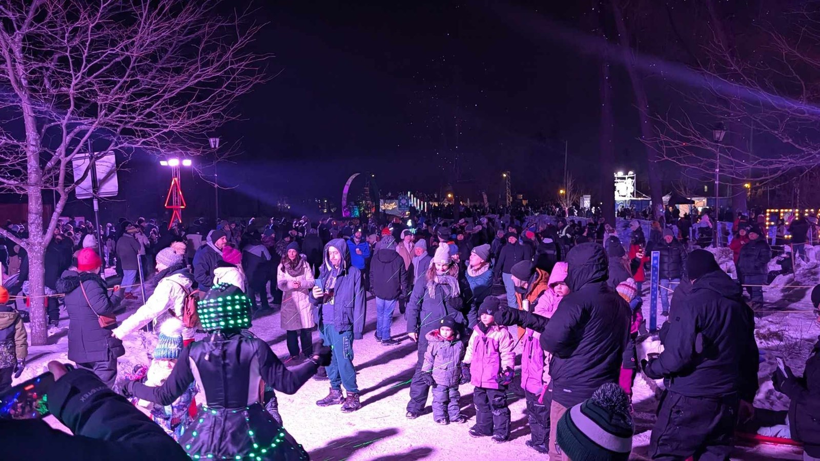 Feux et flocons : une soirée électrisante au parc de la Maison-Valois