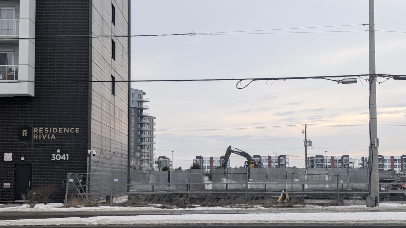 La construction reprend sur le chantier adjacent à la Résidence Rivia