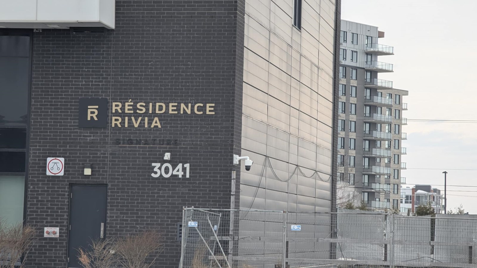 La construction reprend sur le chantier adjacent à la Résidence Rivia