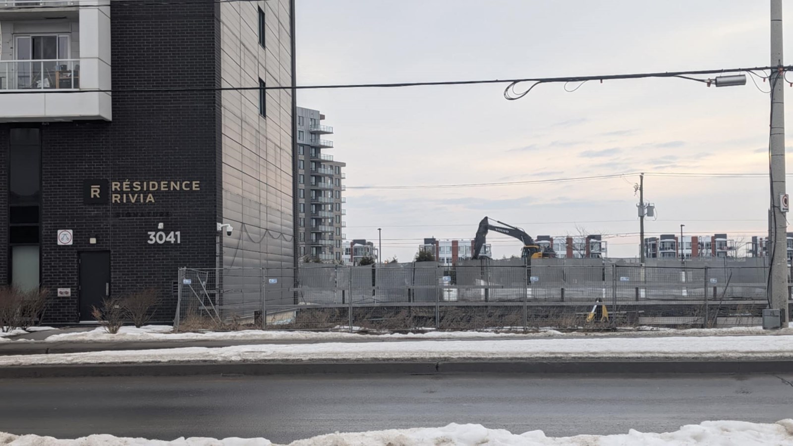 La construction reprend sur le chantier adjacent à la Résidence Rivia