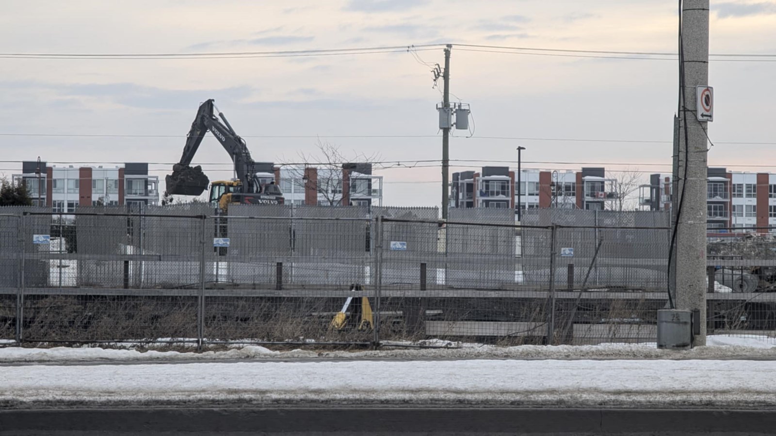 La construction reprend sur le chantier adjacent à la Résidence Rivia