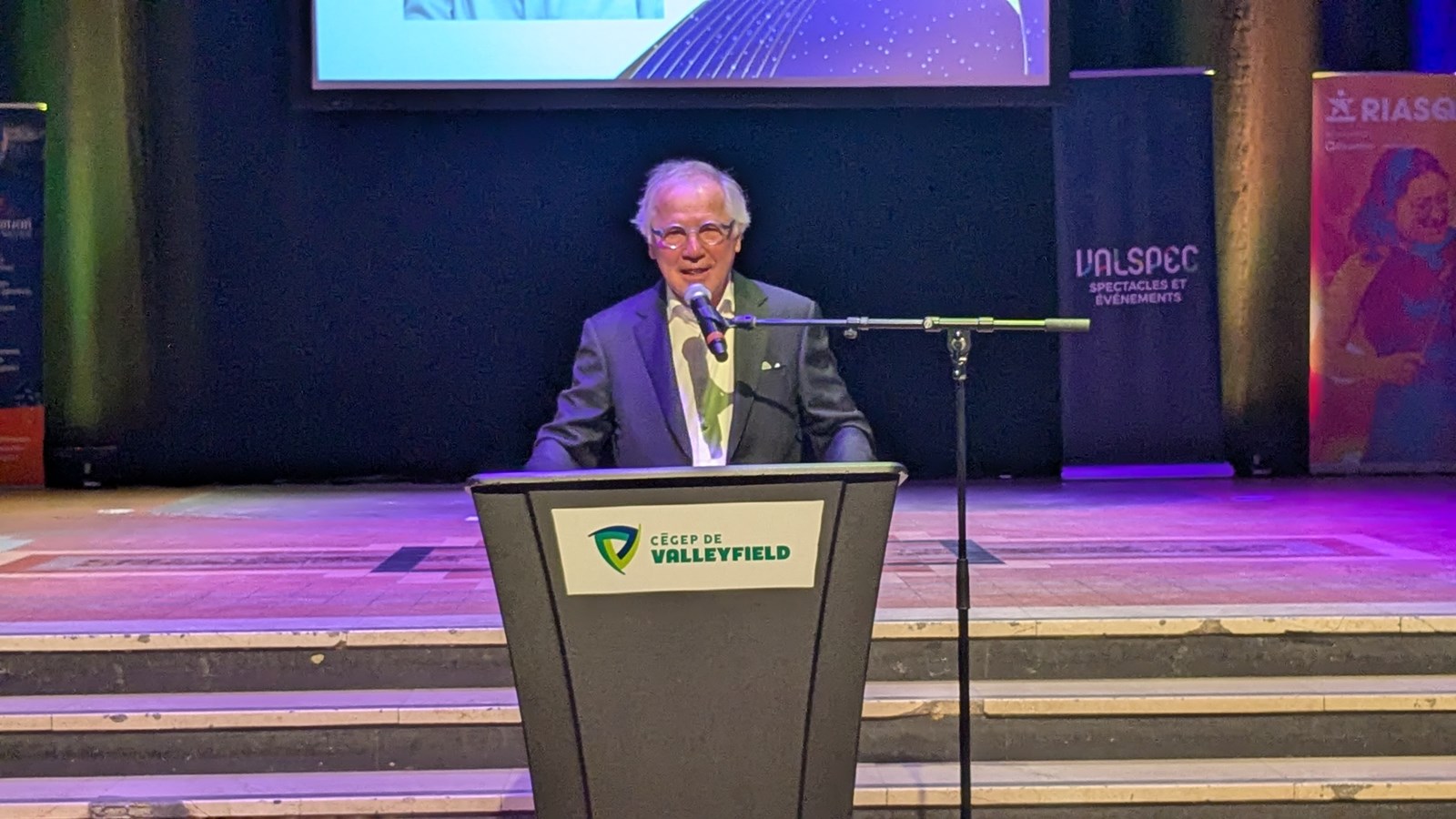 Le Cégep de Valleyfield remet un DEC honorifique à Jean-Marc Larrue