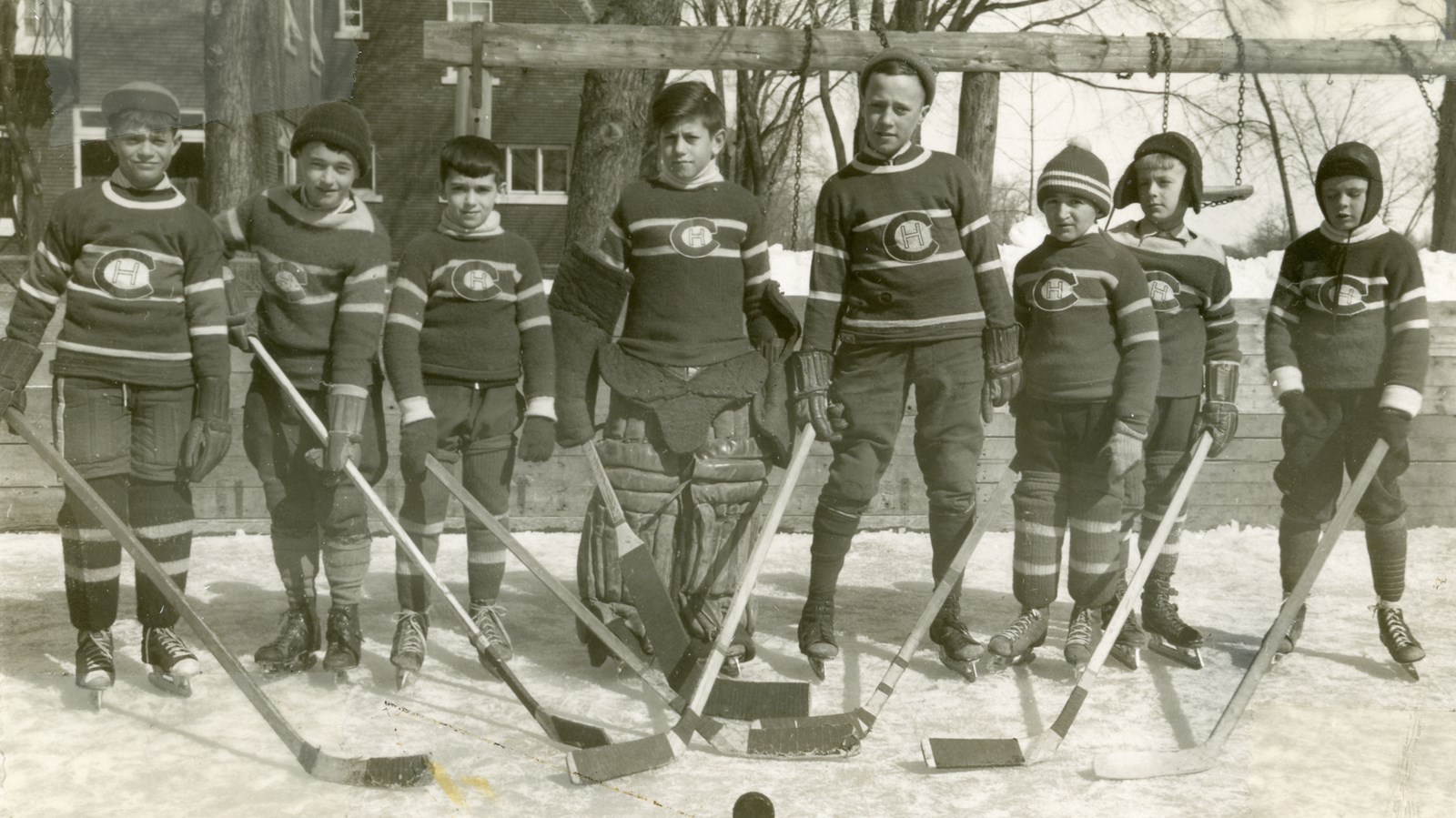 Patinoire de l’école rouge/école St-Jean-Baptiste en 1948