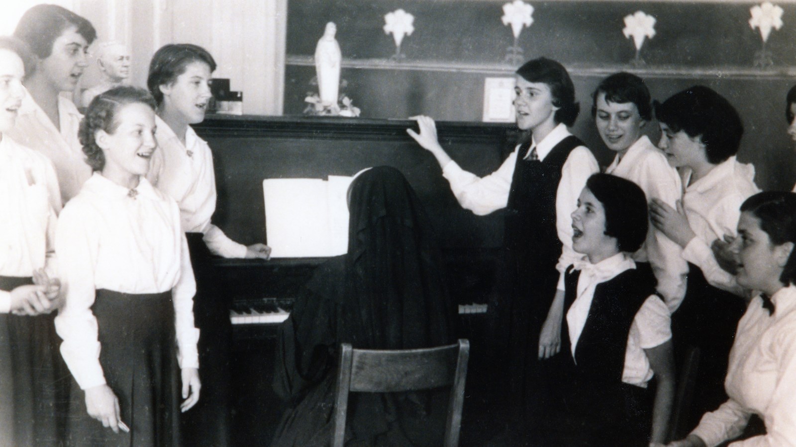Les élèves de 8e année, en 1949, avec Sœur Lucien de Jésus, lors d’un cours de chant à la vieille école