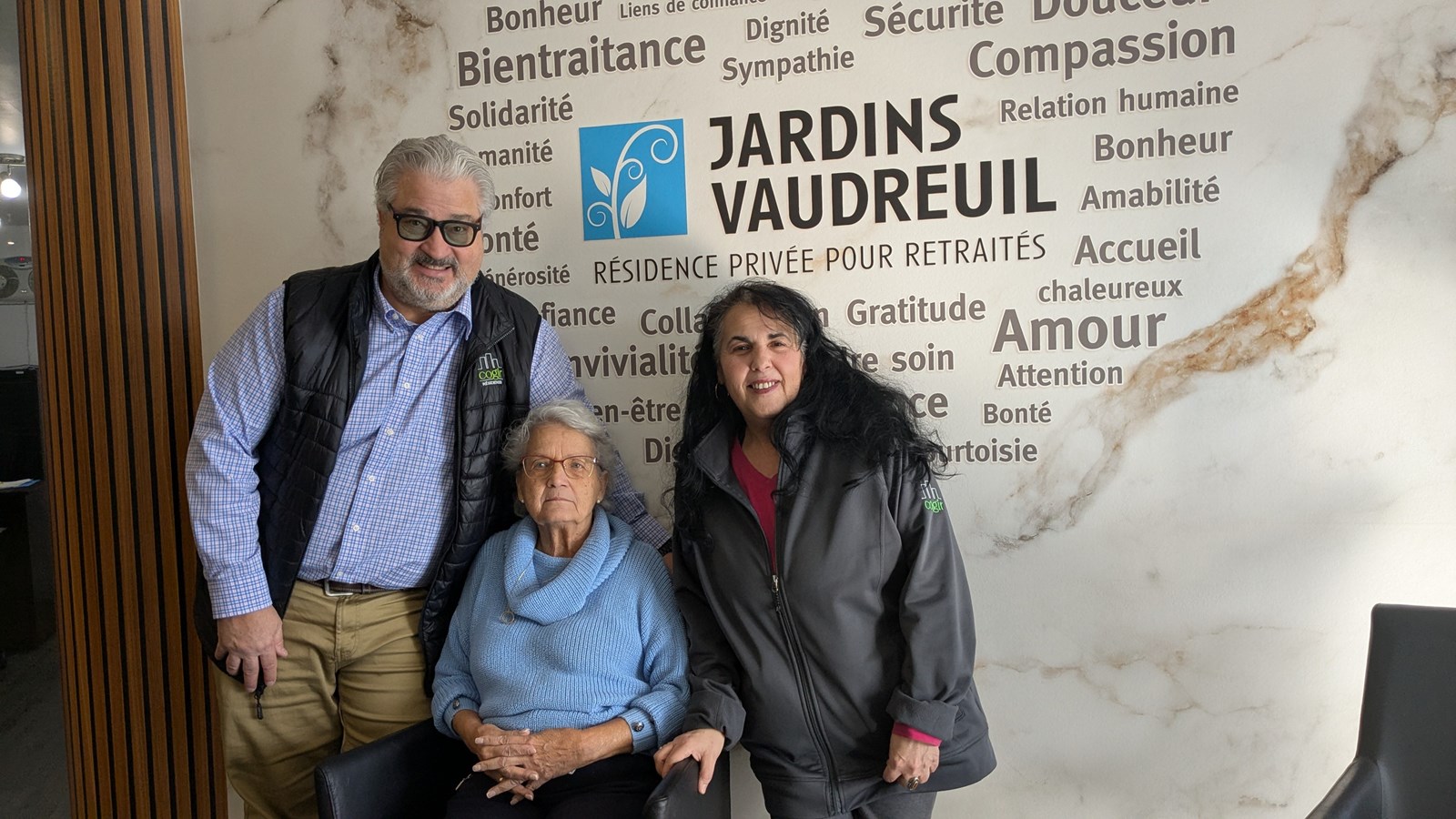 Le directeur général des Jardins Vaudreuil, Jean-François Thibert, la résidente Gabrielle Théorêt et Angélique Abidi, directrice des loisirs aux Jardins Vaudreuil espèrent que le projet intergénérationnel pourra voir le jour