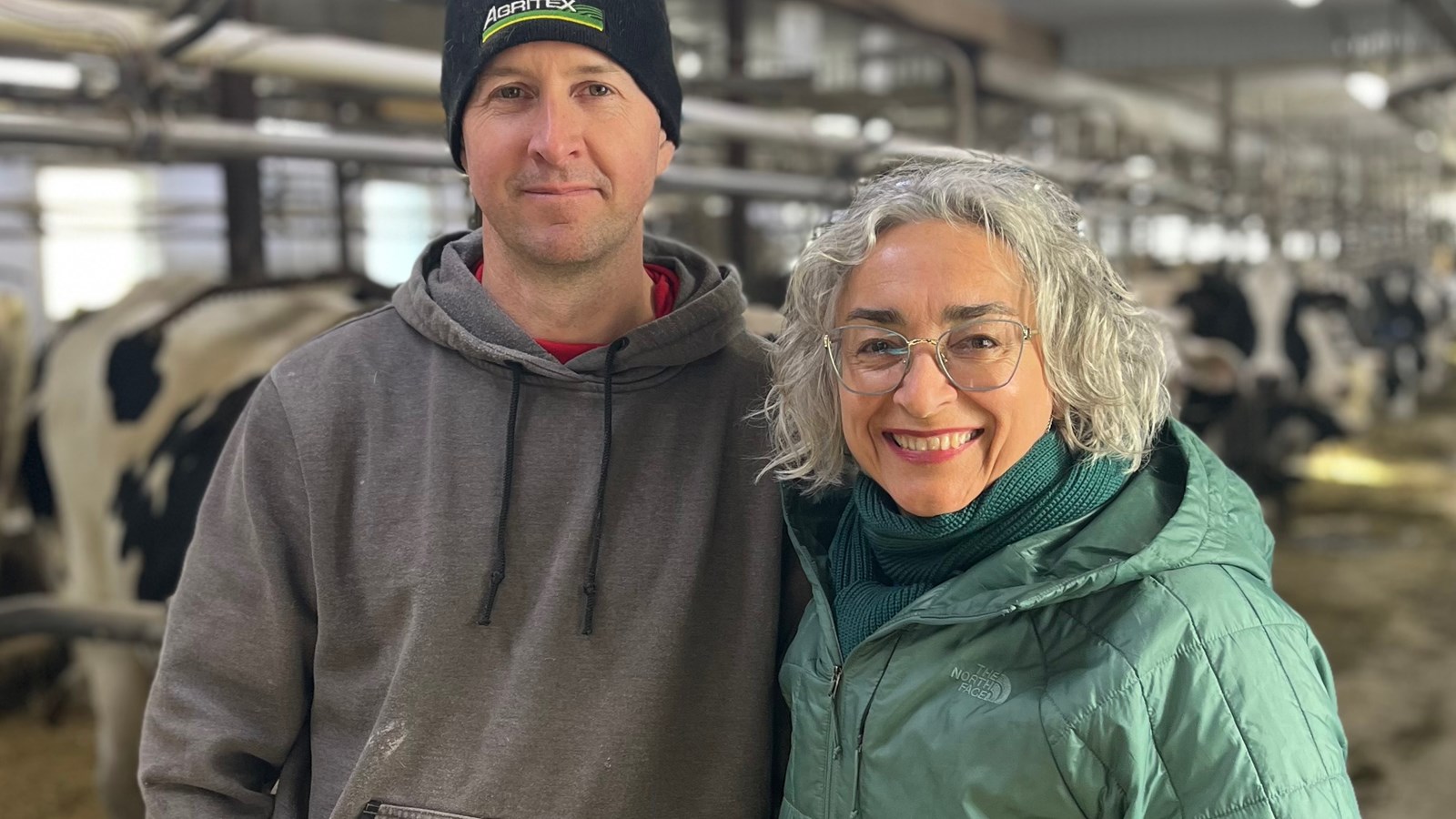 Mme DeBellefeuille prend la pose avec Steve Amesse, producteur laitier propriétaire de la Ferme RSN Amesse à Salaberry-de-Valleyfield
