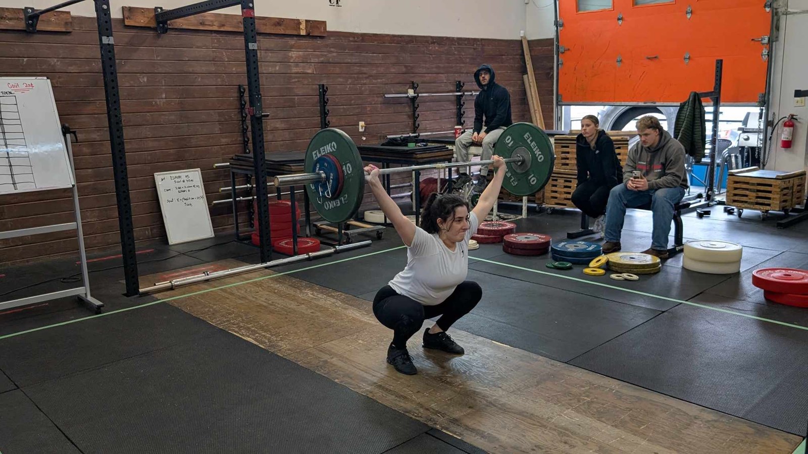 Premiers pas et qualifications : l’haltérophilie en action au centre Minka
