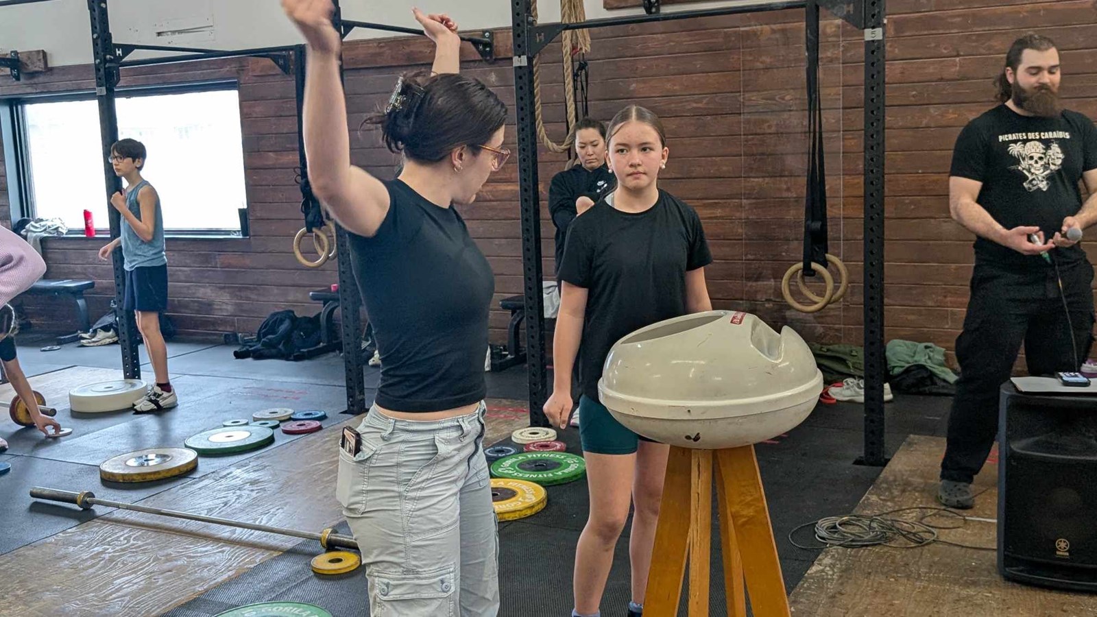Premiers pas et qualifications : l’haltérophilie en action au centre Minka