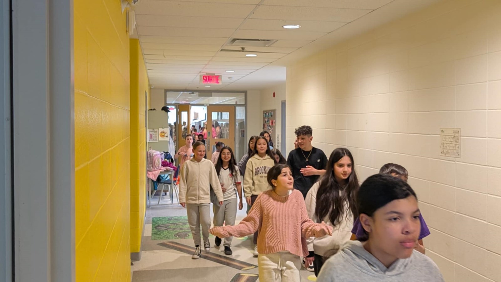 Des élèves de l'École Brind’Amour marchent pour les cœurs brisés