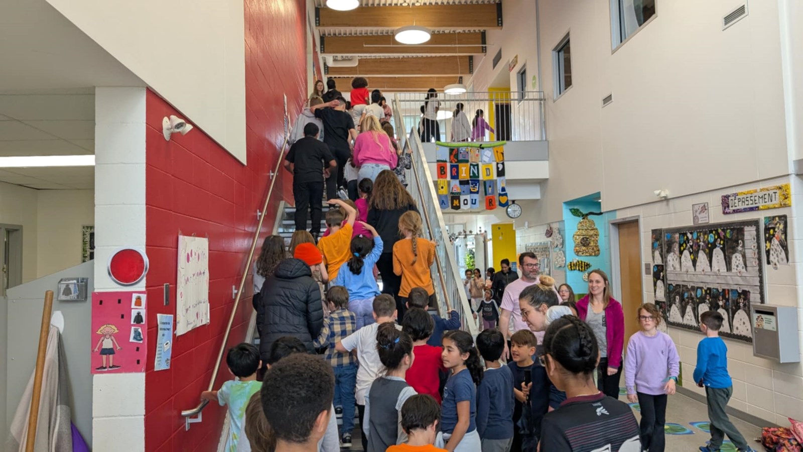 Des élèves de l'École Brind’Amour marchent pour les cœurs brisés