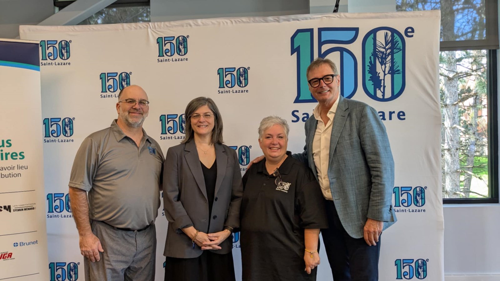 Sur la photo, on retrouve de gauche à droite, Paul Lavigne, président du comité des Fêtes du 150e anniversaire, Geneviève Lachance, mairesse et les coprésidents d'honneur des festivités Sylvain Ménard et Nathalie Gravel
