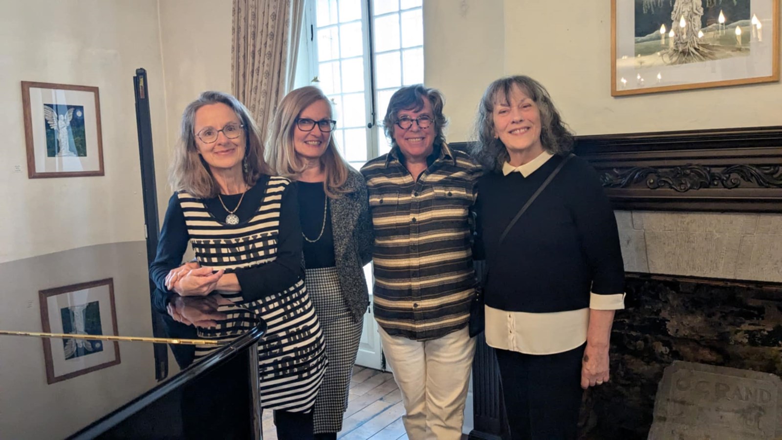 Les pianistes Anne Guilbault et Johanne Pineault prennent la pose avec les artistes Annie de Lorimier et Annick Gauvreau