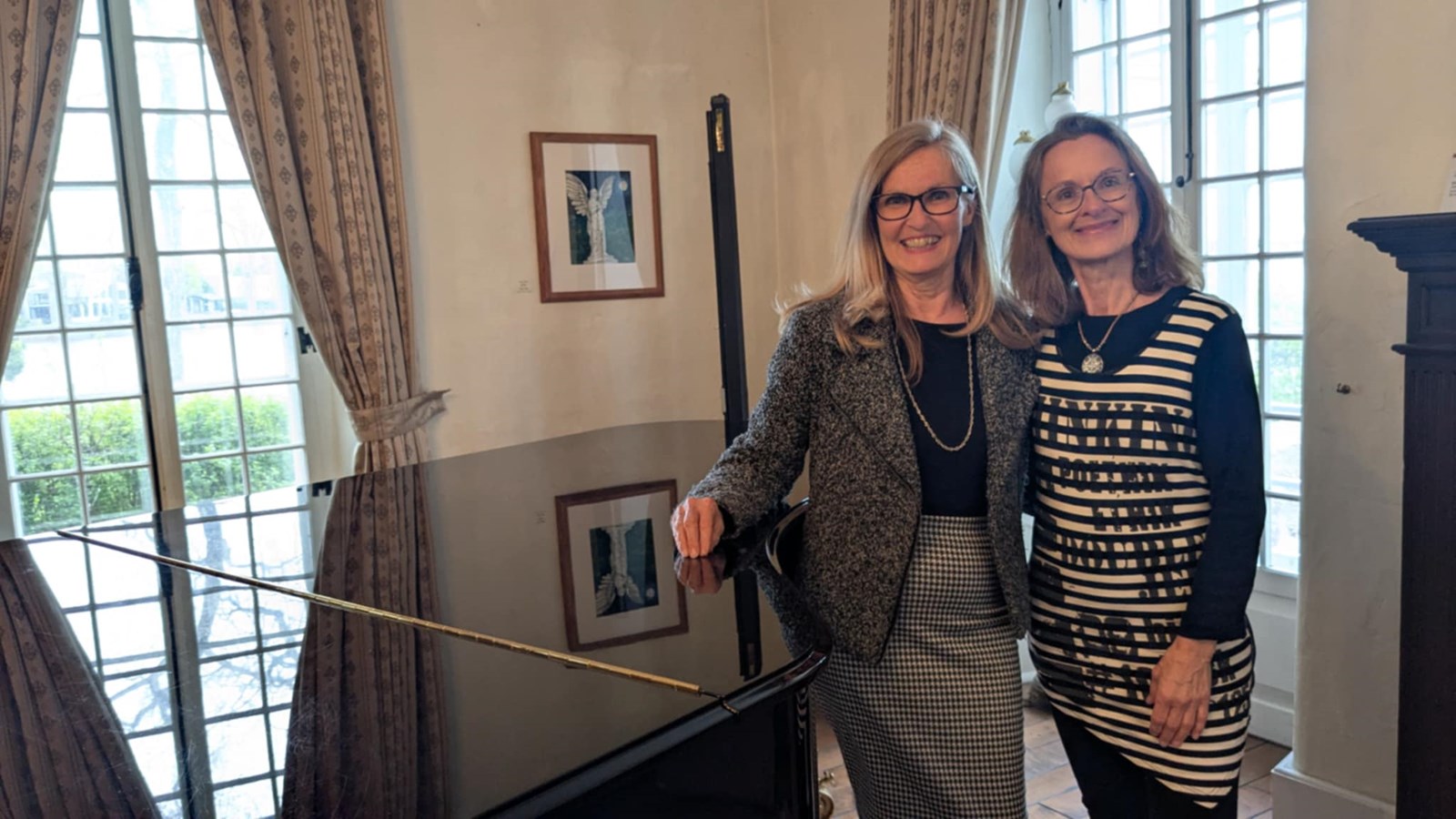 Les deux pianistes étaient heureuses de pouvoir mettre leur talent à contribution lors du vernissage