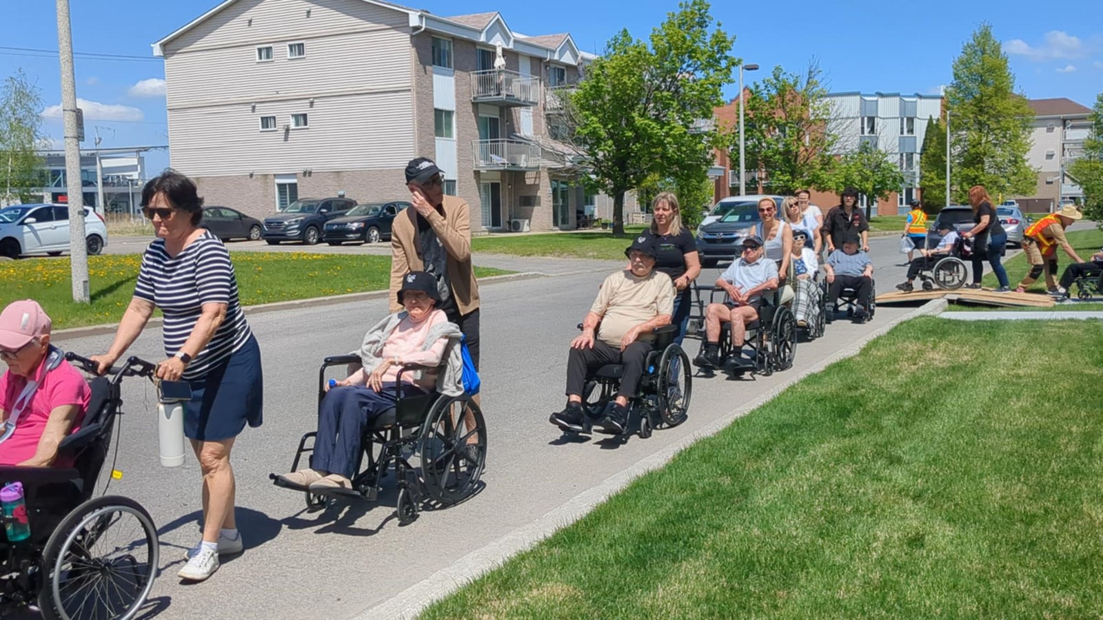 Inspiré par l'initiative, le Manoir Harwood tient sa marche intergénérationnelle