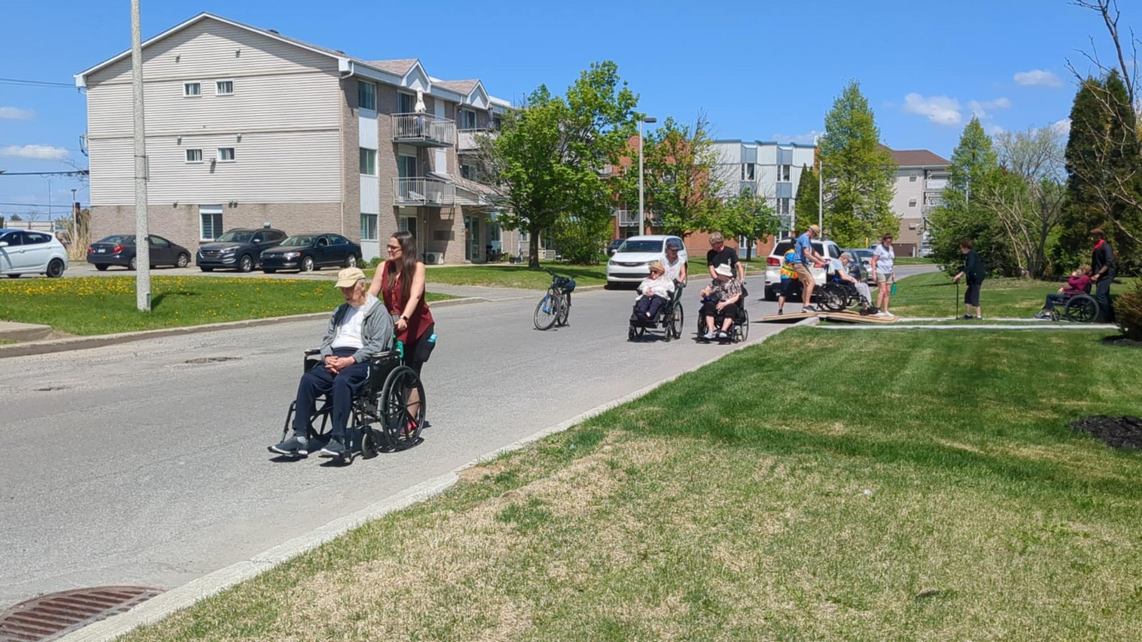 Inspiré par l'initiative, le Manoir Harwood tient sa marche intergénérationnelle